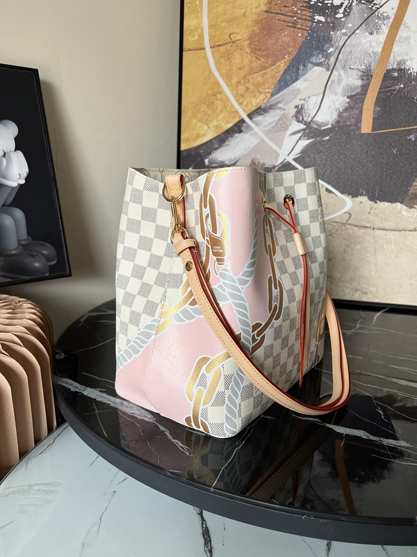 ルイヴィトンバッグ背面デザイン